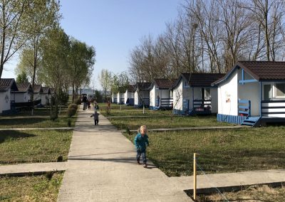 cazare la casute in satul de vacanta campoeuroclub